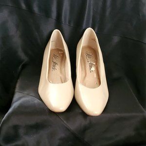 Lite Stride Size  7 ½  Cream Pump